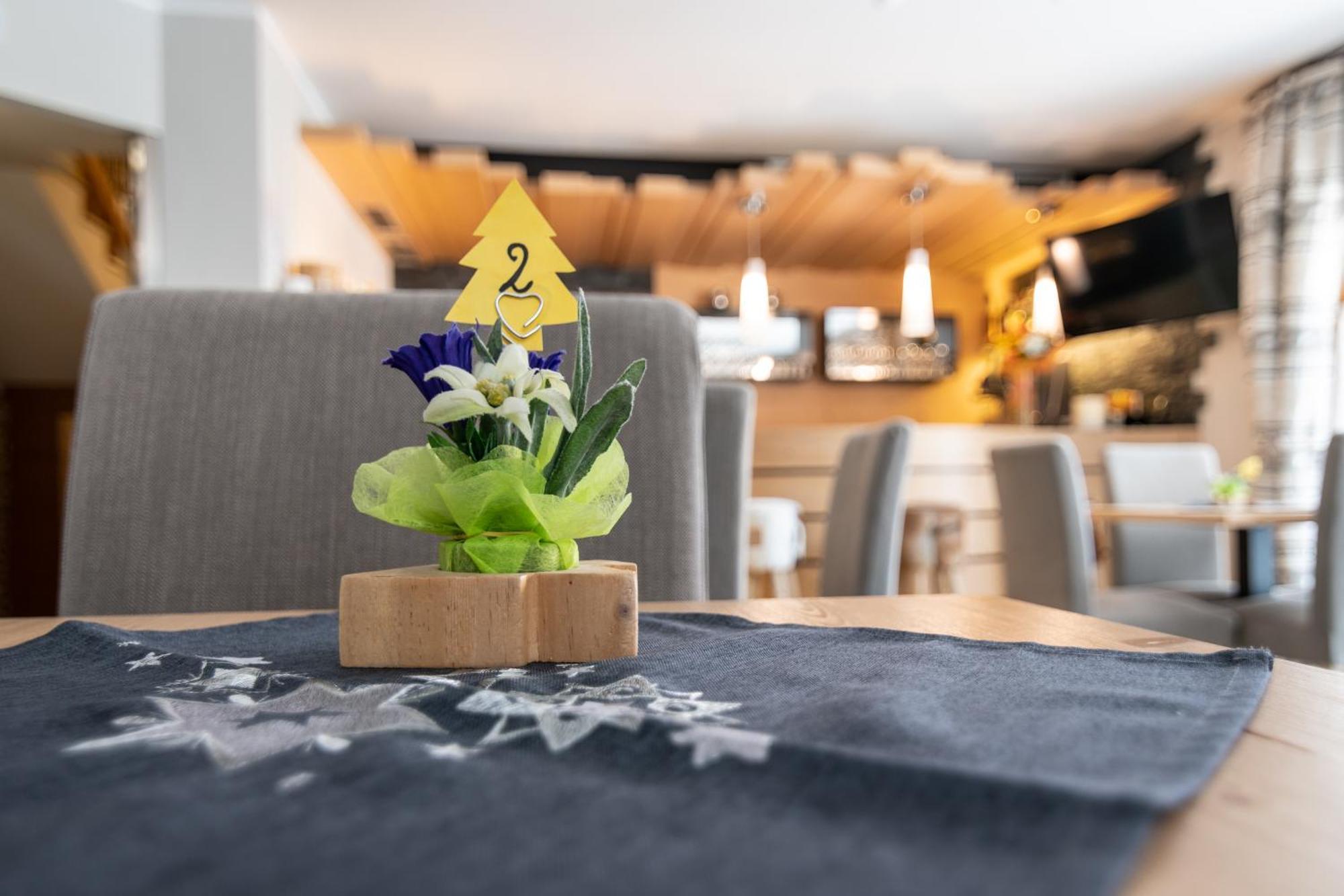 Aparthotel Dolomites Living&Relax Commezzadura Exterior photo